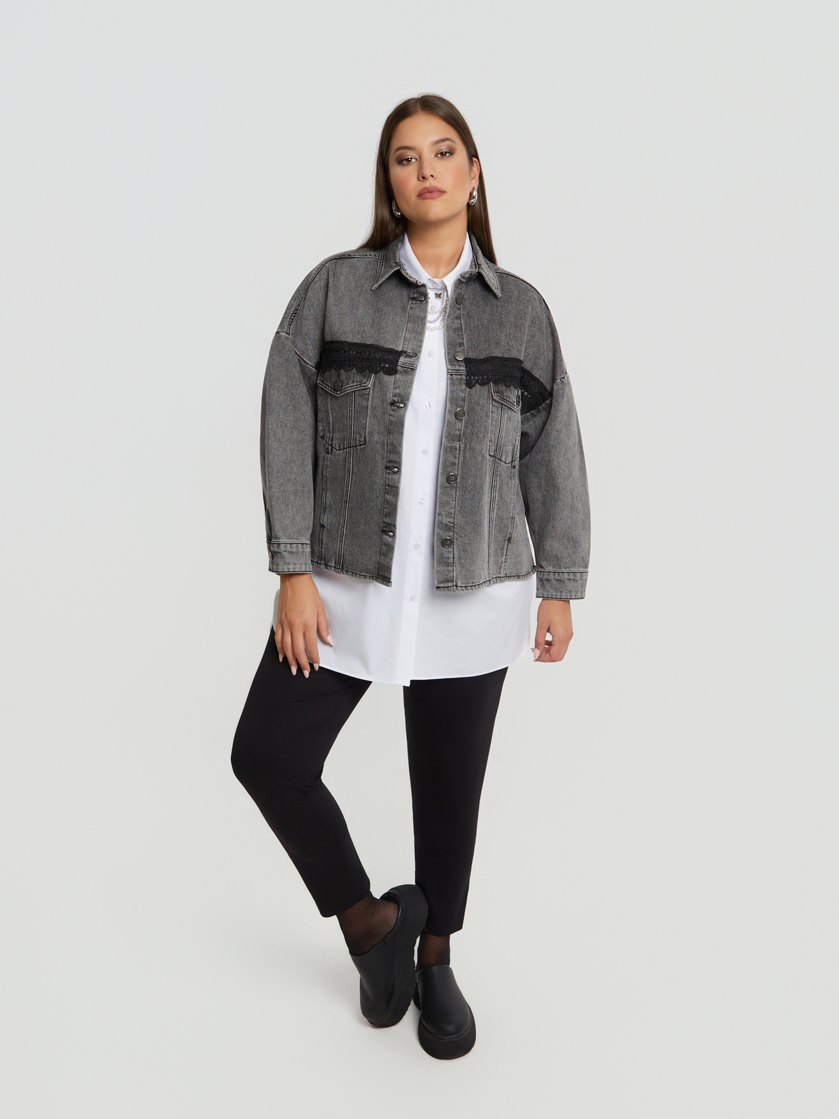 Τζιν τζάκετ με δαντελένια λεπτομέρεια φωτογραφία