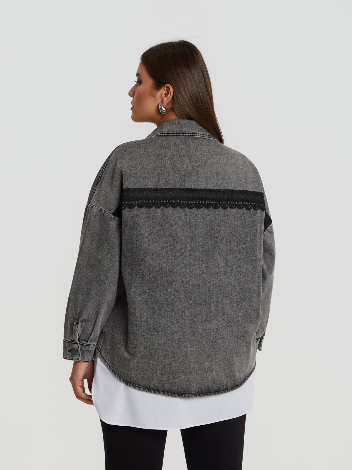 Τζιν τζάκετ με δαντελένια λεπτομέρεια φωτογραφία