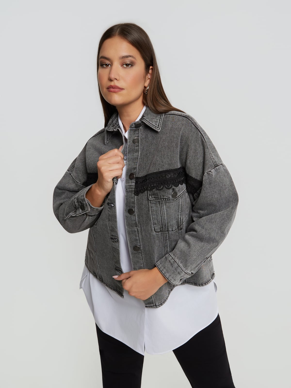 Τζιν τζάκετ με δαντελένια λεπτομέρεια φωτογραφία