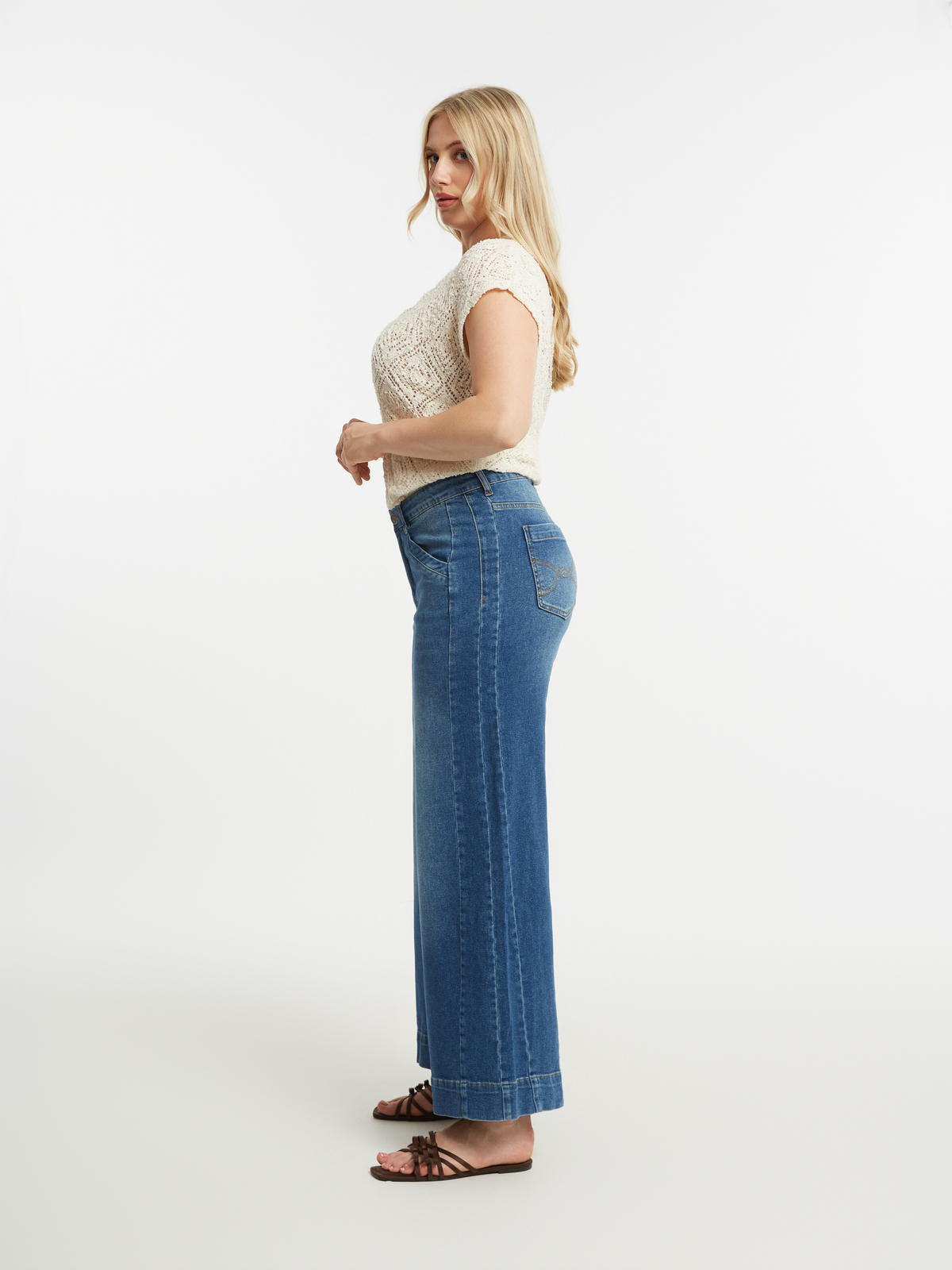 Τζιν wide-leg μπλε με ξεβάμματα φωτογραφία