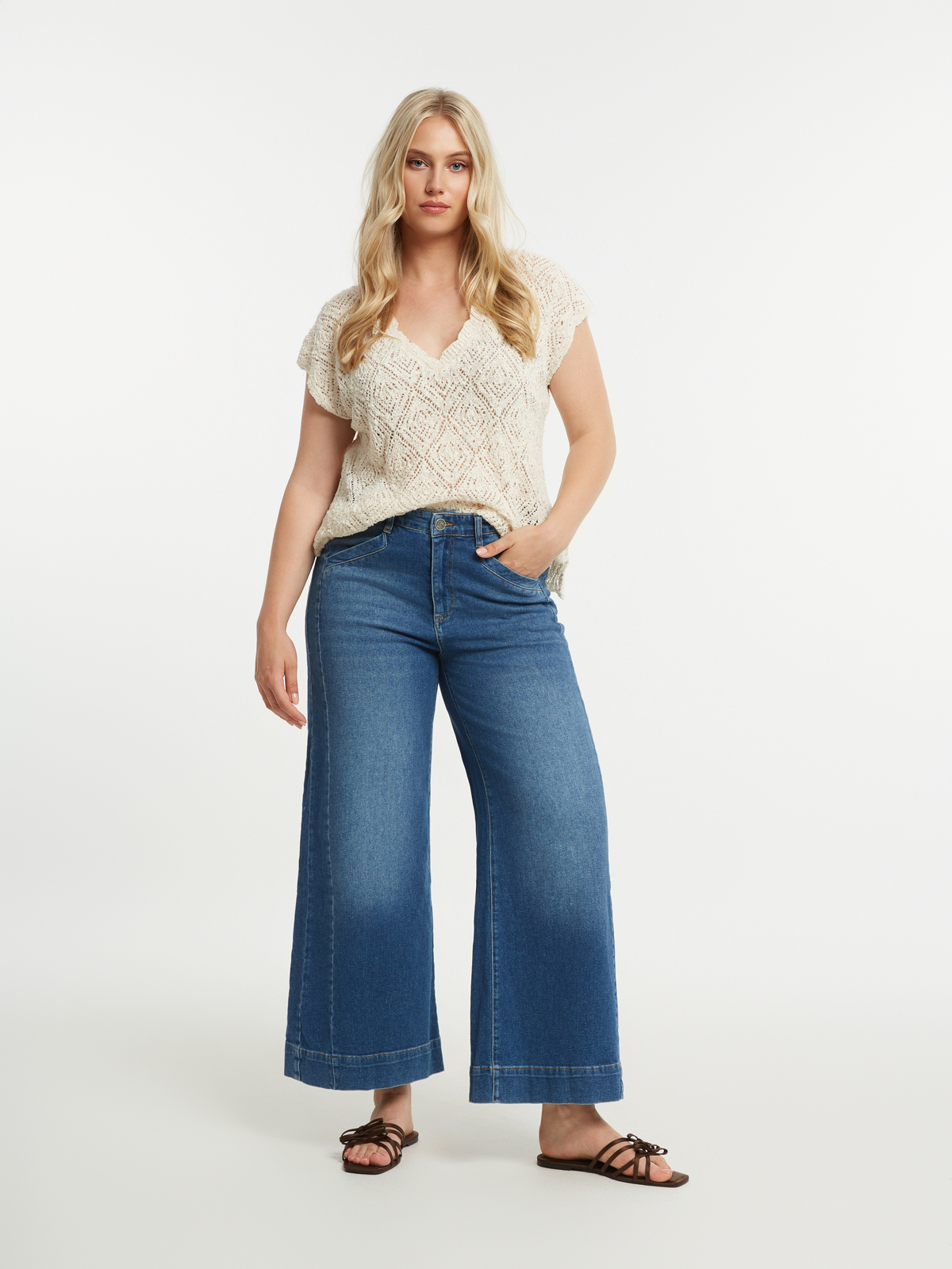 Τζιν wide-leg μπλε με ξεβάμματα φωτογραφία