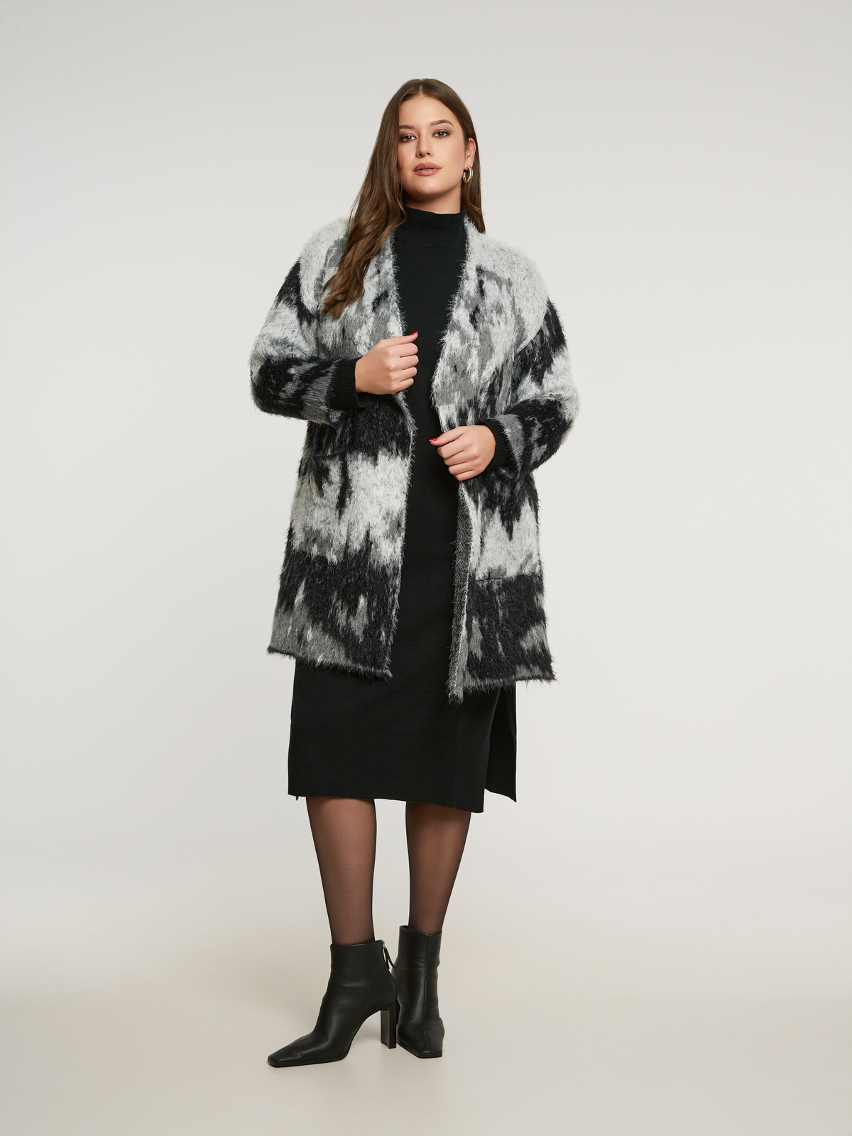 Πλεκτή ζακέτα με ombre σχέδιο φωτογραφία