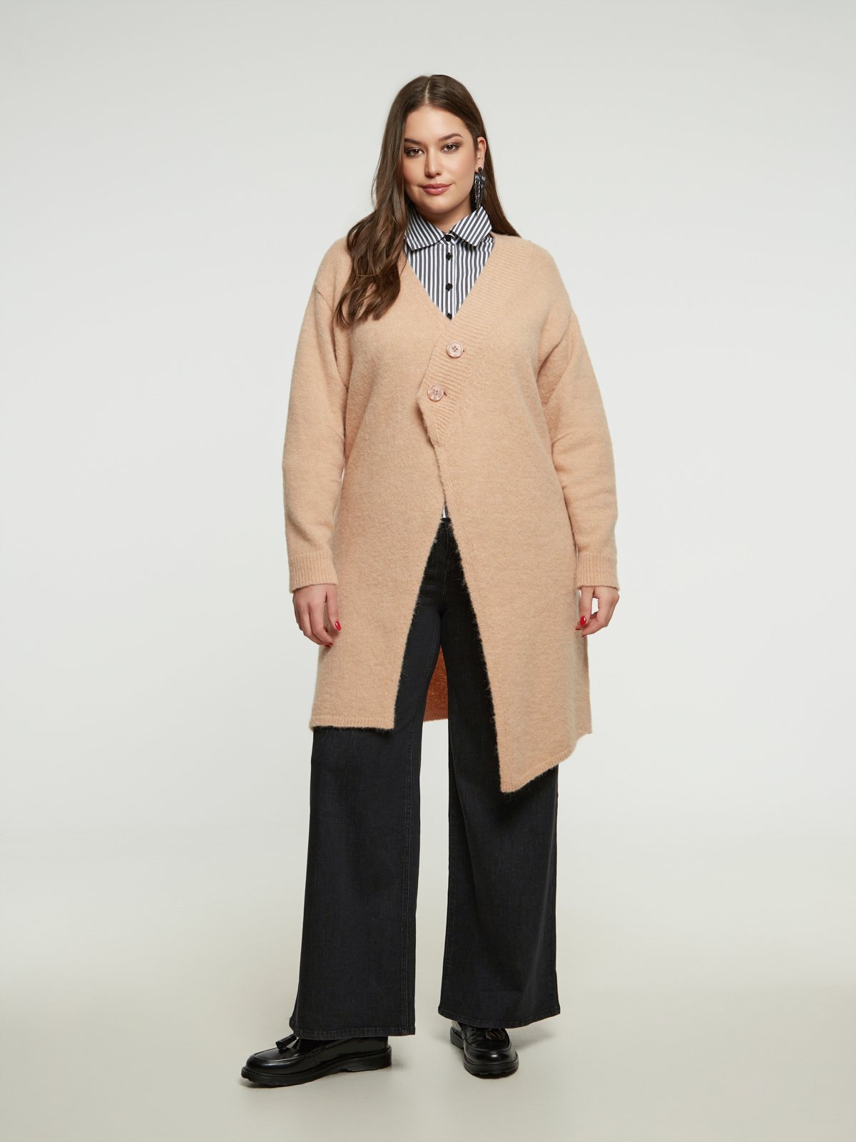 Μακριά πλεκτή ζακέτα με ασύμμετρο κούμπωμα φωτογραφία