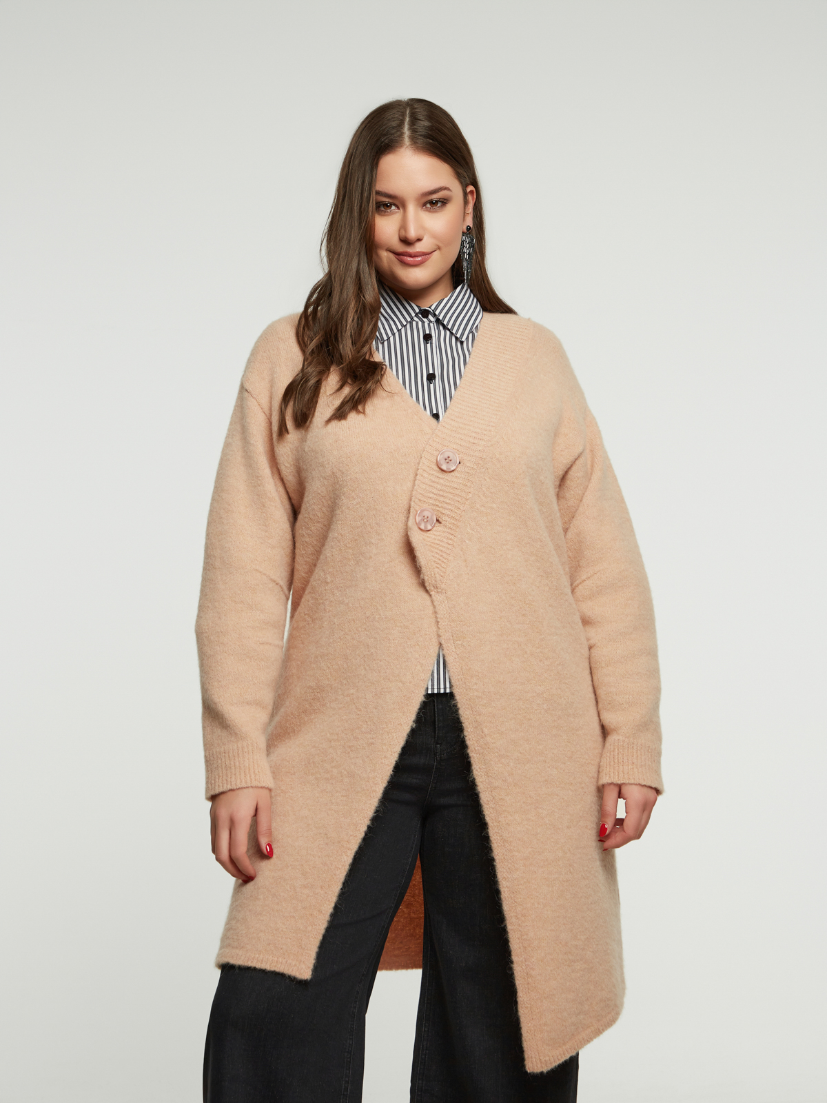 Μακριά πλεκτή ζακέτα με ασύμμετρο κούμπωμα φωτογραφία