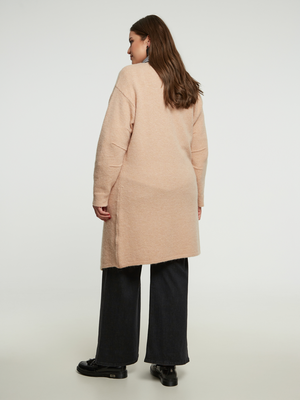 Μακριά πλεκτή ζακέτα με ασύμμετρο κούμπωμα φωτογραφία