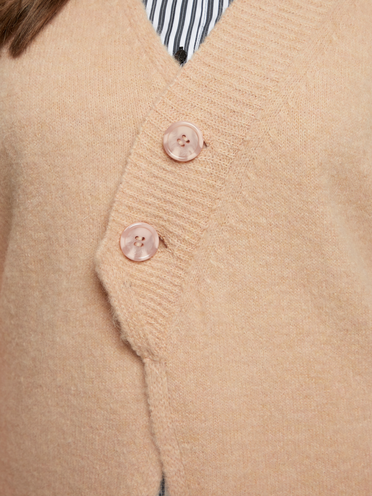 Μακριά πλεκτή ζακέτα με ασύμμετρο κούμπωμα φωτογραφία