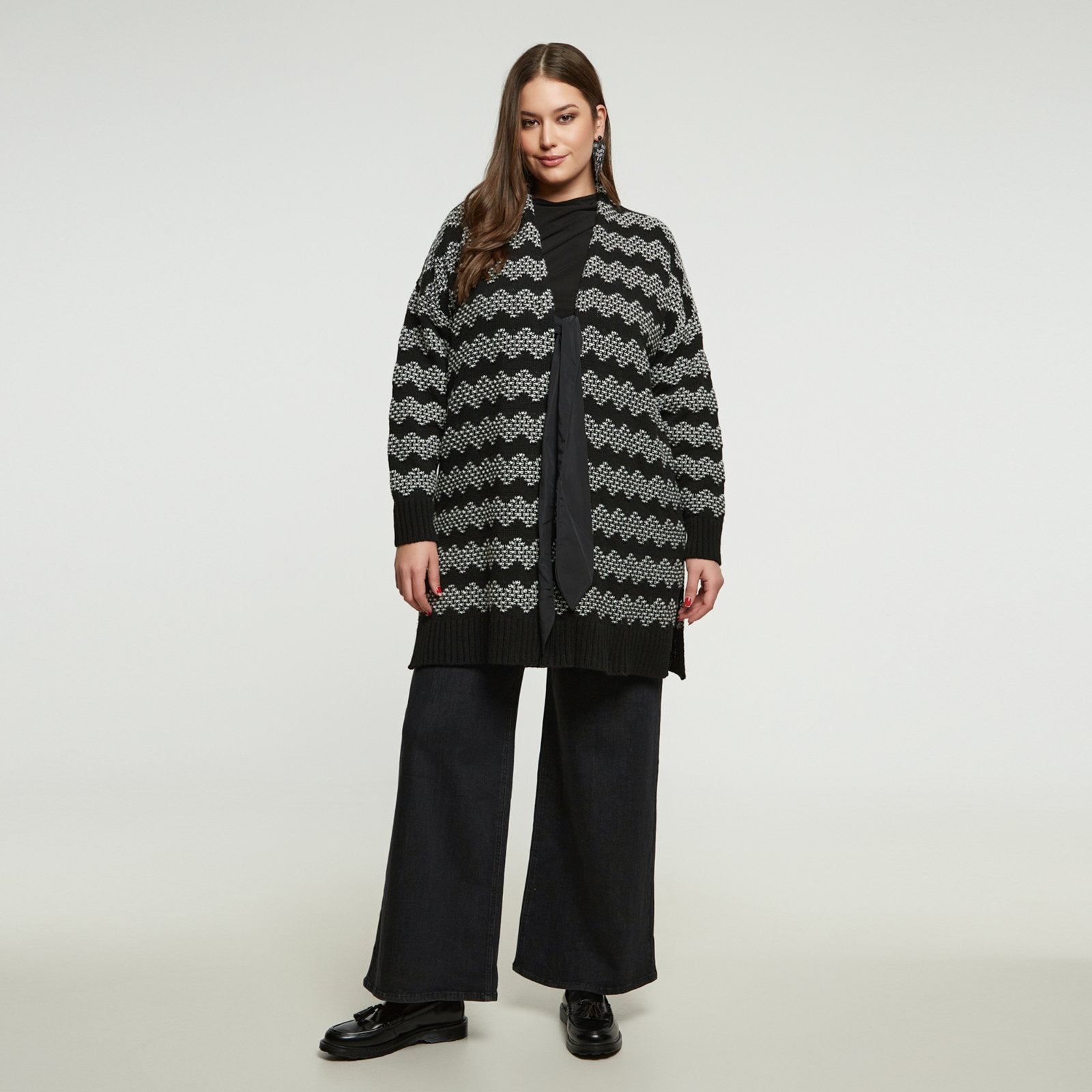 MAT FASHION Ασπρόμαυρη ζακέτα με ζικ ζακ πλέξη και φιόγκο