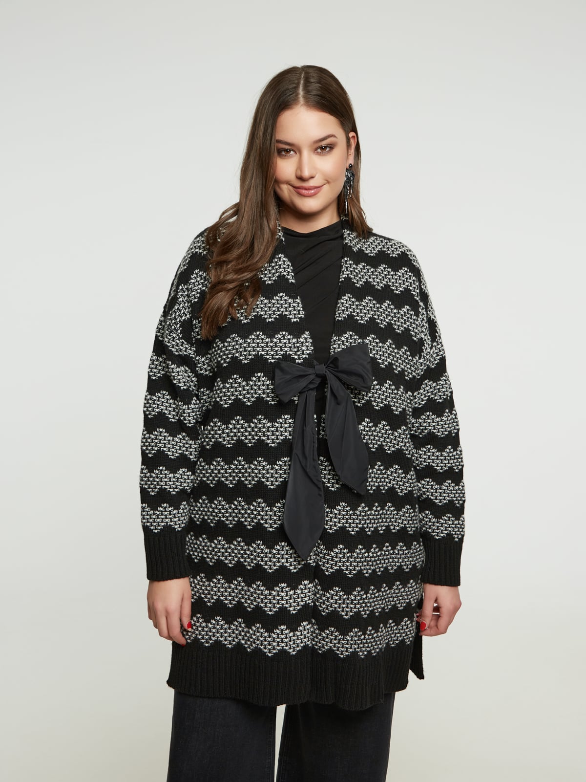 Ασπρόμαυρη ζακέτα με ζικ ζακ πλέξη και φιόγκο φωτογραφία