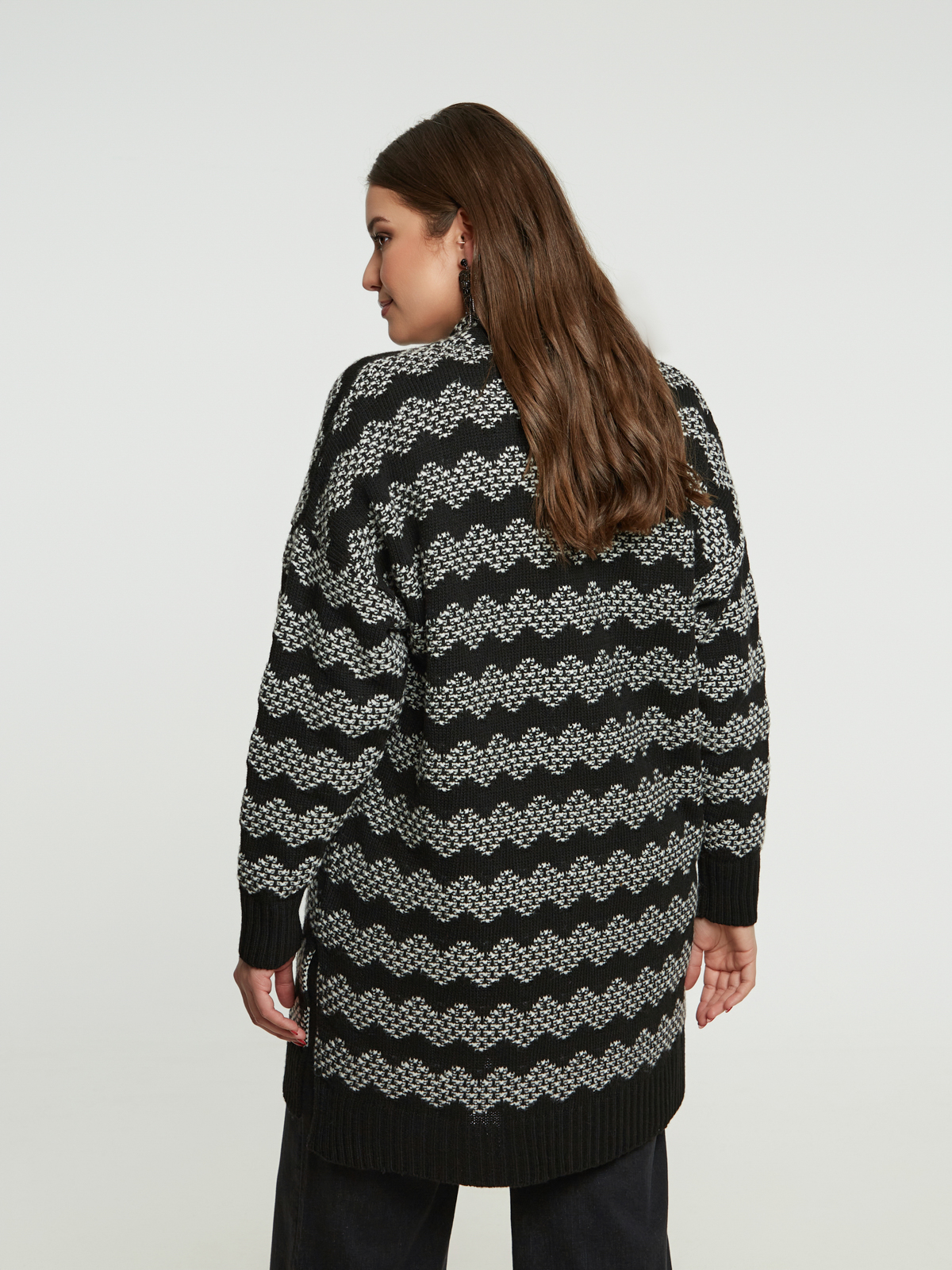 Ασπρόμαυρη ζακέτα με ζικ ζακ πλέξη και φιόγκο φωτογραφία