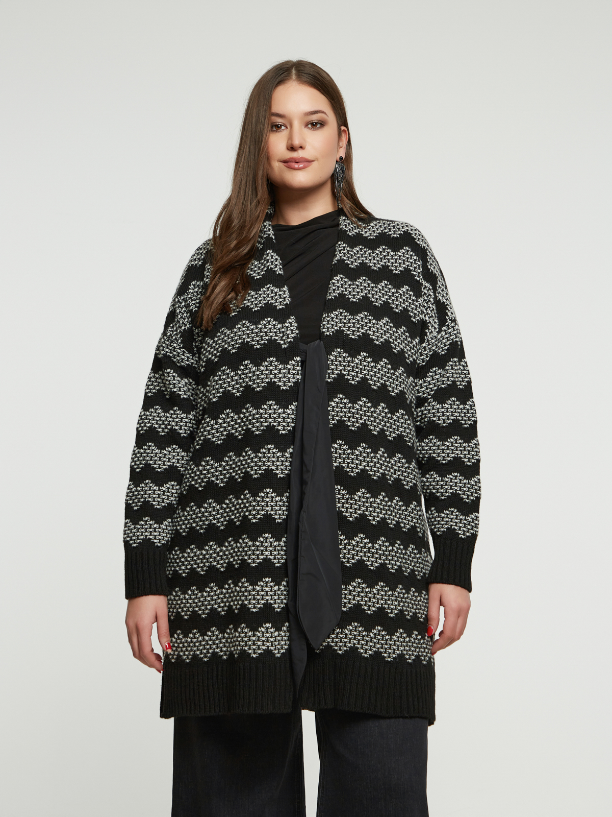 Ασπρόμαυρη ζακέτα με ζικ ζακ πλέξη και φιόγκο φωτογραφία