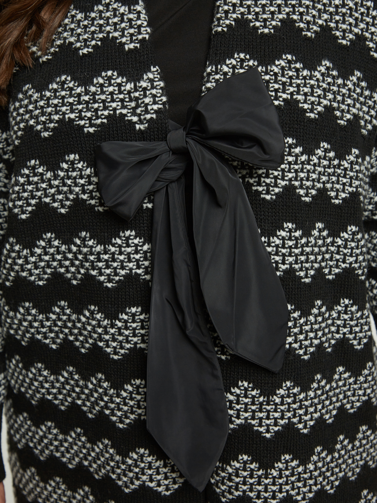 Ασπρόμαυρη ζακέτα με ζικ ζακ πλέξη και φιόγκο φωτογραφία