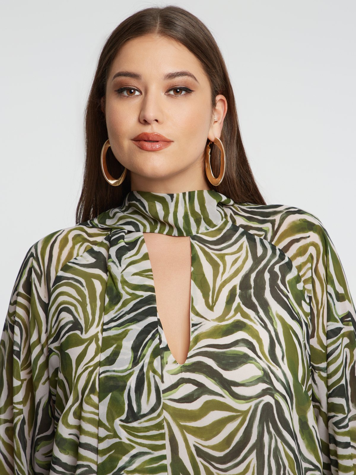 Mini φόρεμα με ζεβρέ σχέδιο και δέσιμο στη λαιμό φωτογραφία