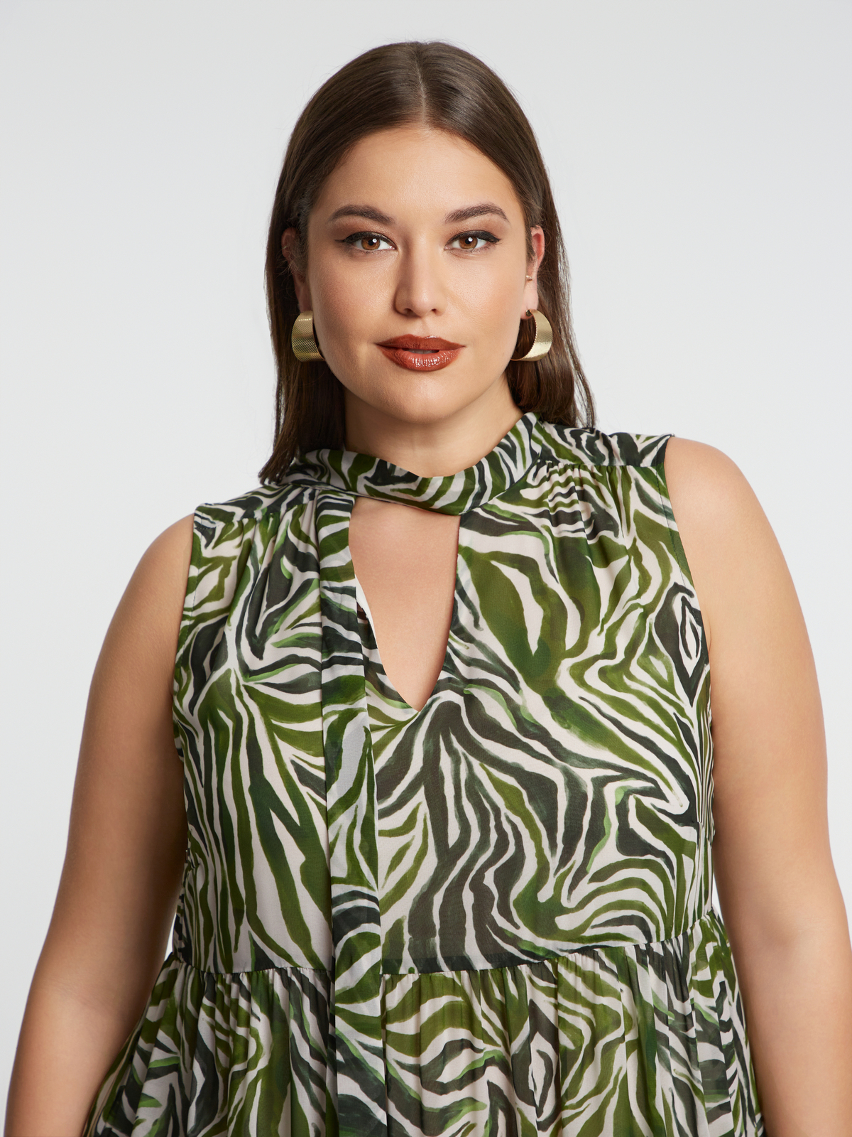 Maxi αμάνικο φόρεμα με ζεβρέ σχέδιο και δέσιμο στη λαιμό φωτογραφία