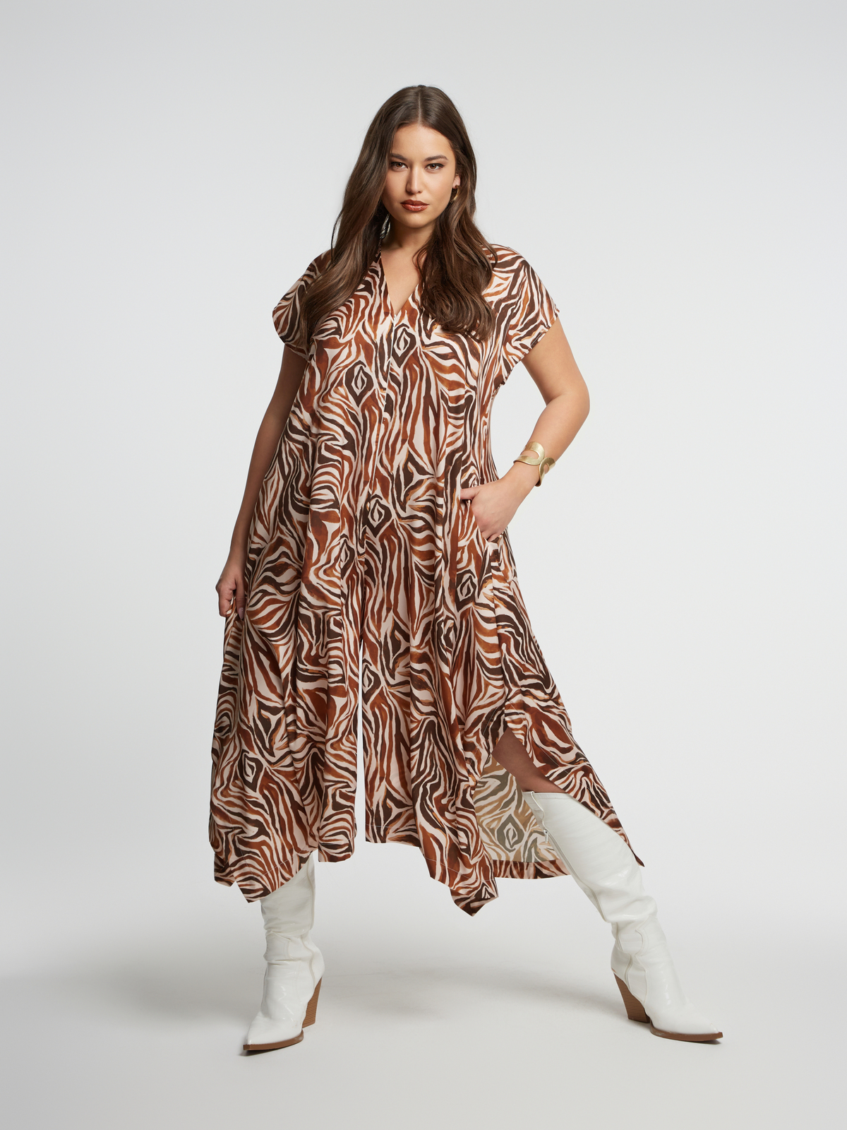 Ολόσωμη φόρμα με ζεβρέ σχέδιο και V-λαιμόκοψη φωτογραφία