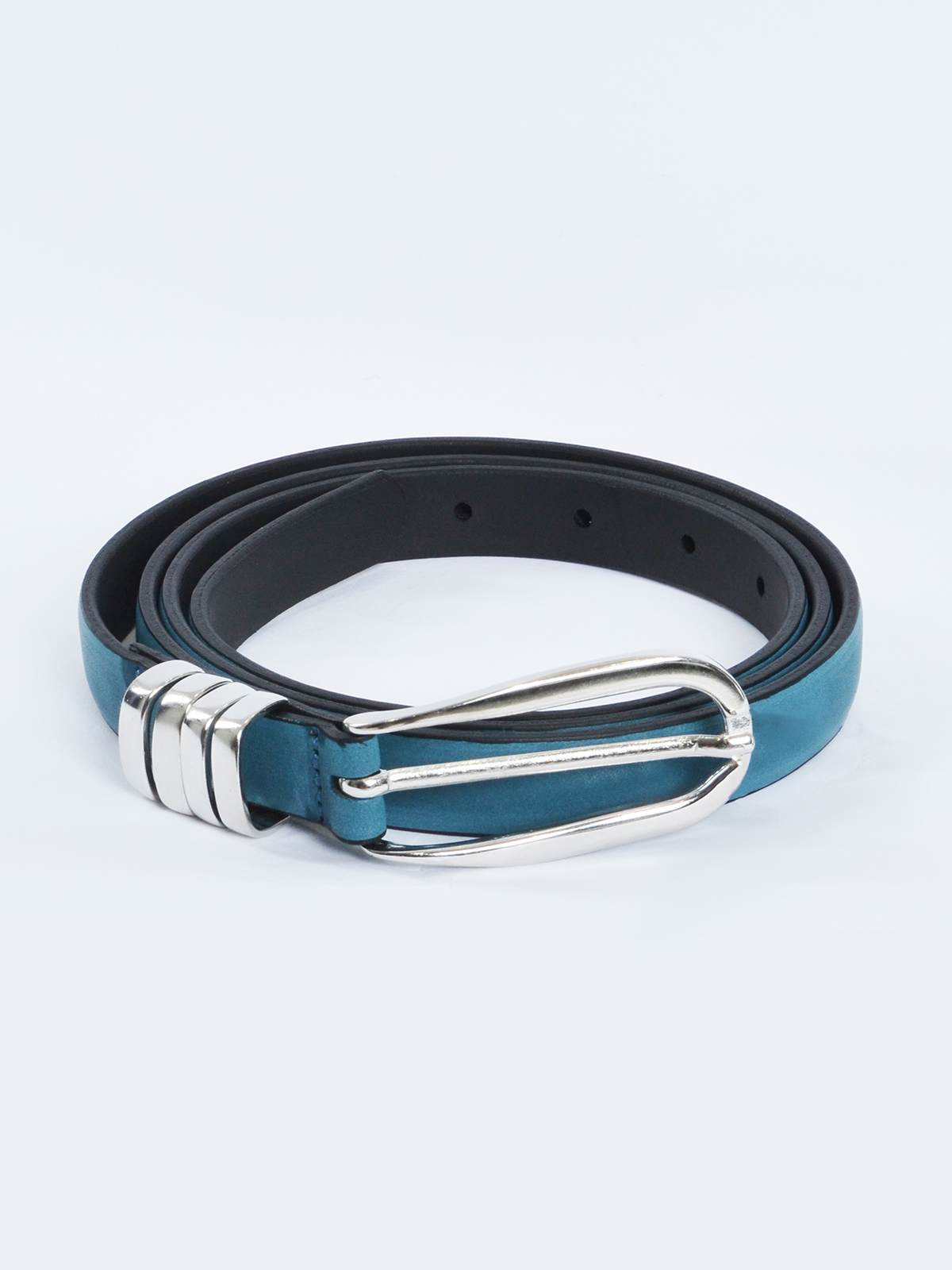 Λεπτή δερμάτινη ζώνη με μεταλλική αγκράφα φωτογραφία