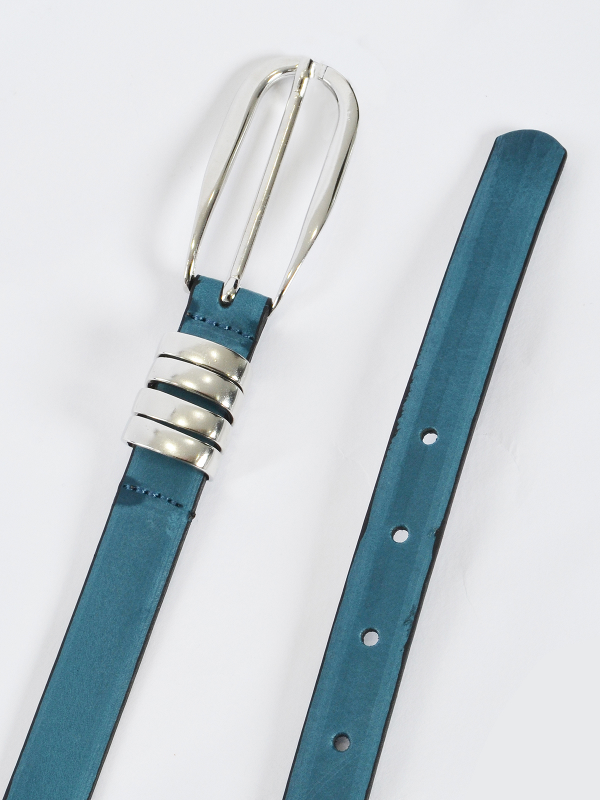 Λεπτή δερμάτινη ζώνη με μεταλλική αγκράφα φωτογραφία