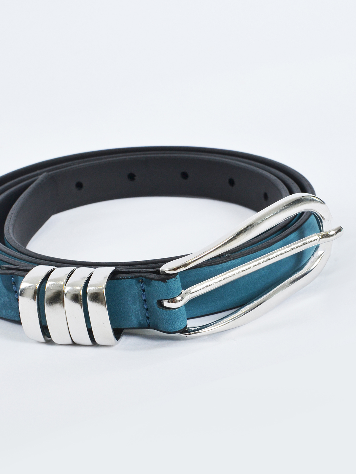 Λεπτή δερμάτινη ζώνη με μεταλλική αγκράφα φωτογραφία