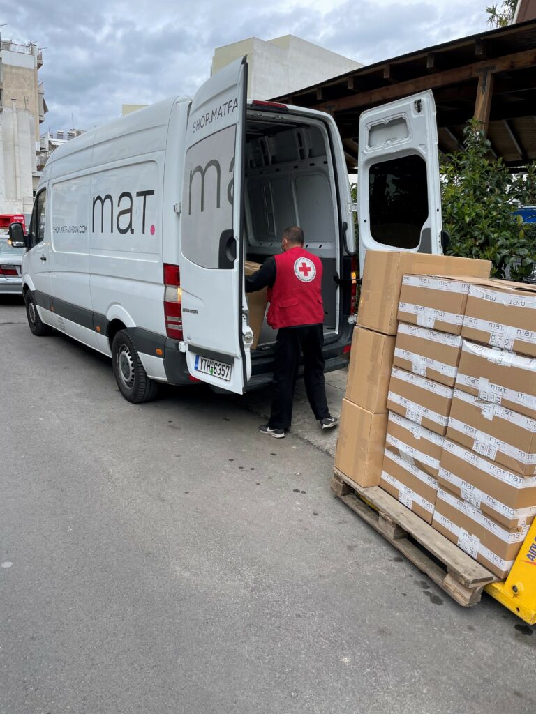 Παράδοση ανθρωπιστικής βοήθειας από τη mat fashion στον Ελληνικό Ερυθρό Σταυρό