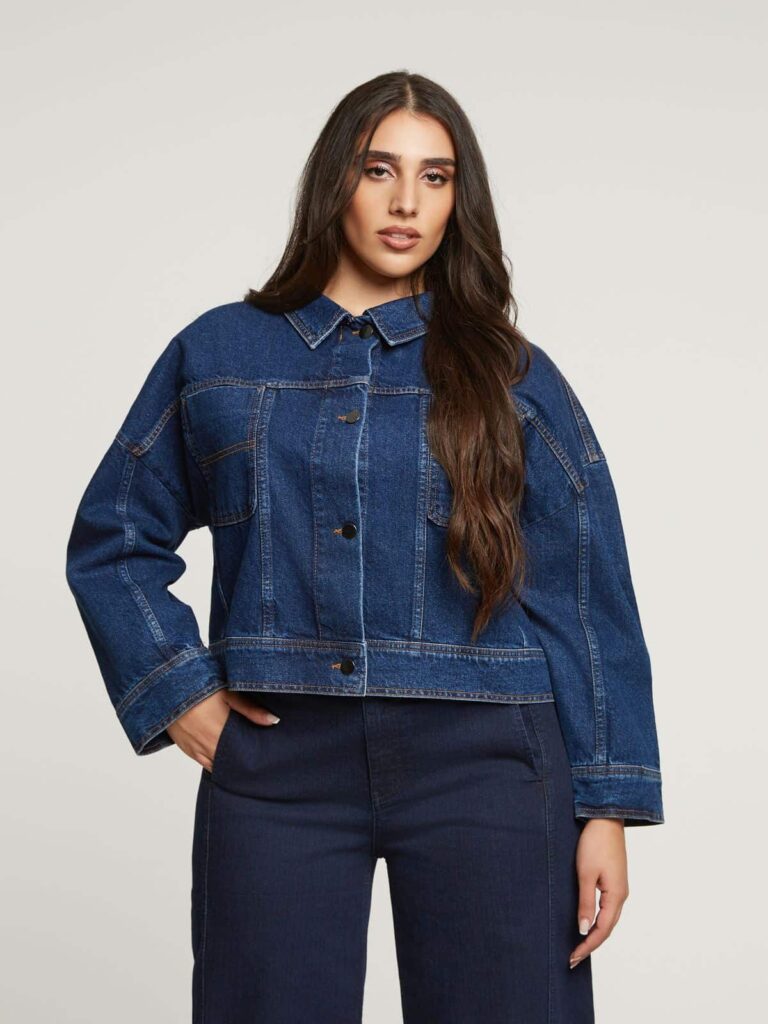Cropped τζιν τζάκετ με utility τσέπες mat fashion για τις Νέες Τάσεις στη Μόδα Φθινόπωρο & Χειμώνας 2025