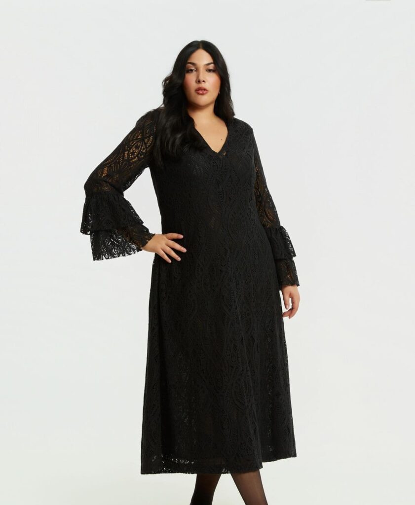 Maxi δαντελένιο φόρεμα με βολάν σε μαύρο χρώμα mat fashion - Plus Size Φόρεμα με Αθλητικά Παπούτσια