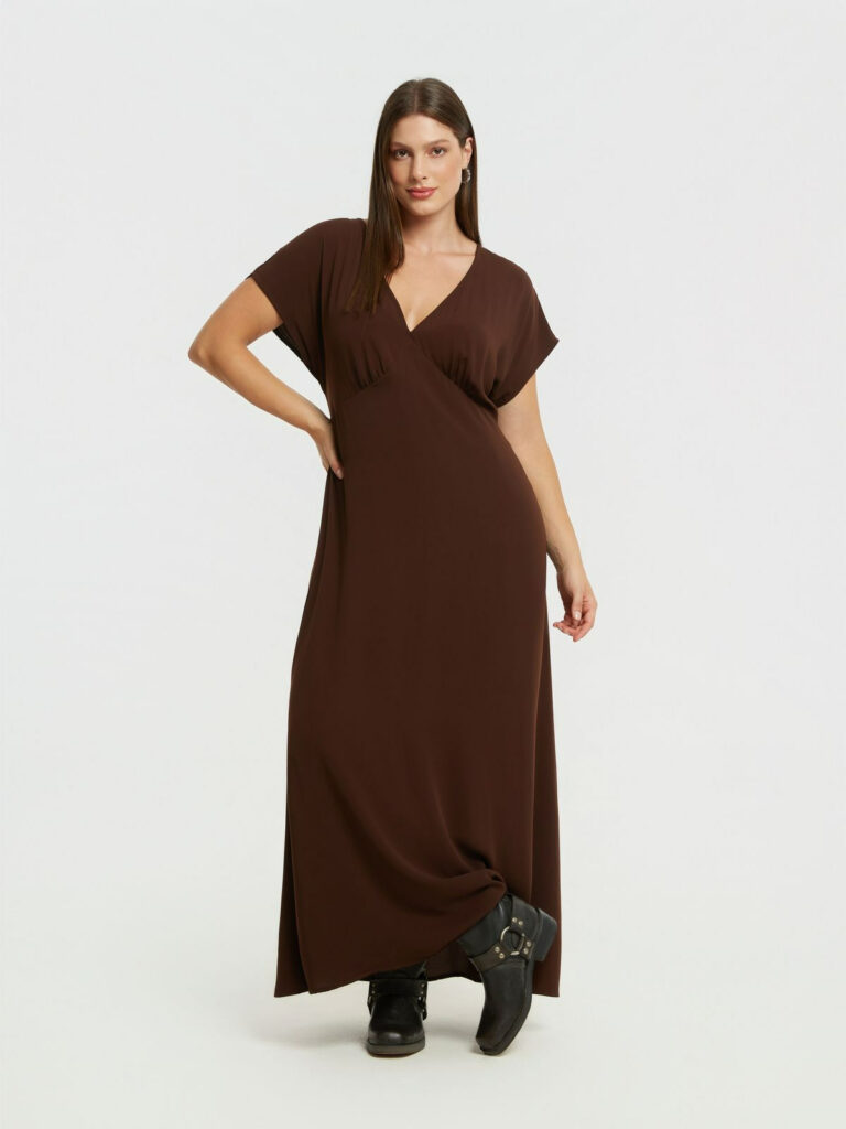 Maxi φόρεμα με V-ντεκολτέ σε καφέ χρώμα mat fashion - Νέες τάσεις στη μόδα Φθινόπωρο Χειμώνας