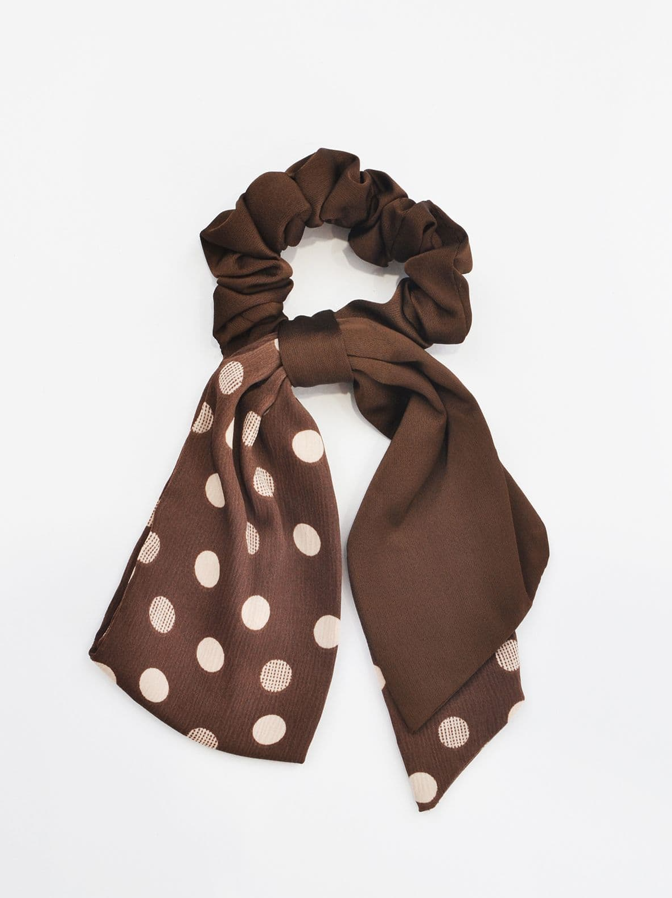Scrunchie σατέν με πουά φιόγκο mat fashion για Plus Size Φόρεμα με Αθλητικά Παπούτσια.