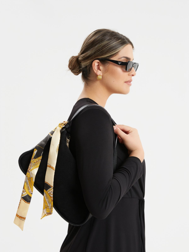 Τσάντα δερμάτινη σουέντ με μαντήλι από τη mat fashion