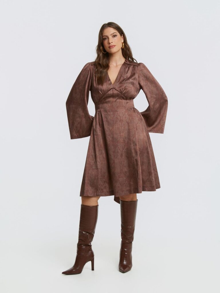 Σατέν κρουαζέ midi φόρεμα σε καφέ χρώμα από τη mat fashion