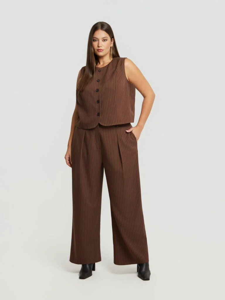 Παντελόνι wide-leg με ρίγες και πιέτες και Cropped ριγέ γιλέκο σε καφέ χρώμα από το mat fashion