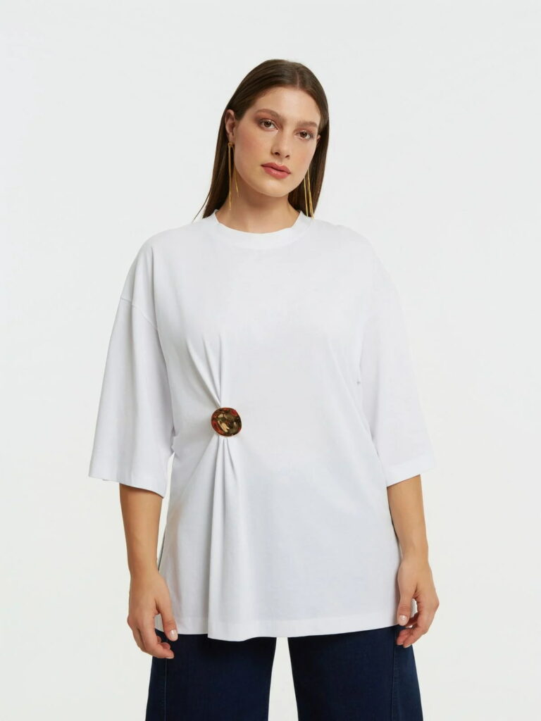 Λευκή oversized βαμβακερή μπλούζα με μεταλλική λεπτομέρεια