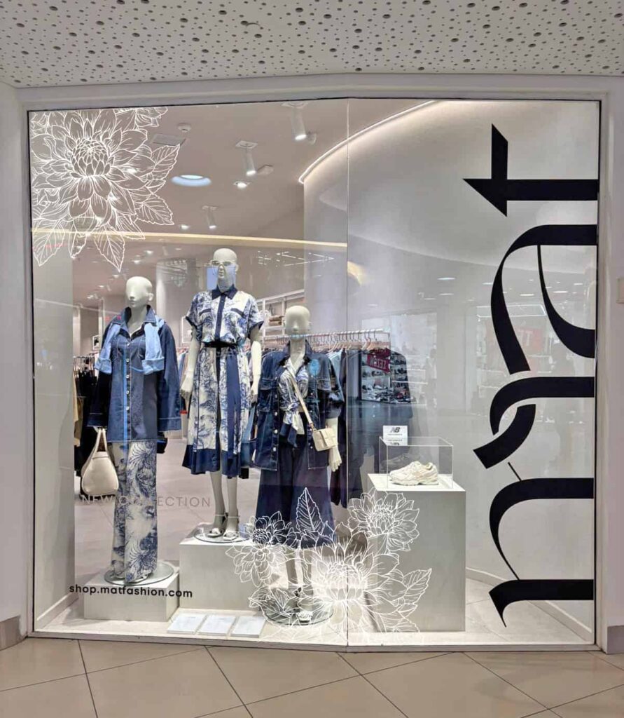 Φωτογραφία από βιτρίνα της mat fashion για το Spring Preview 2026: Ποια Σχέδια & Χρώματα σε Ρούχα θα Δούμε