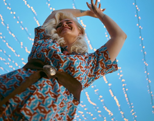 Μια γυναίκα geometric print φόρεμα plus size από mat fashion